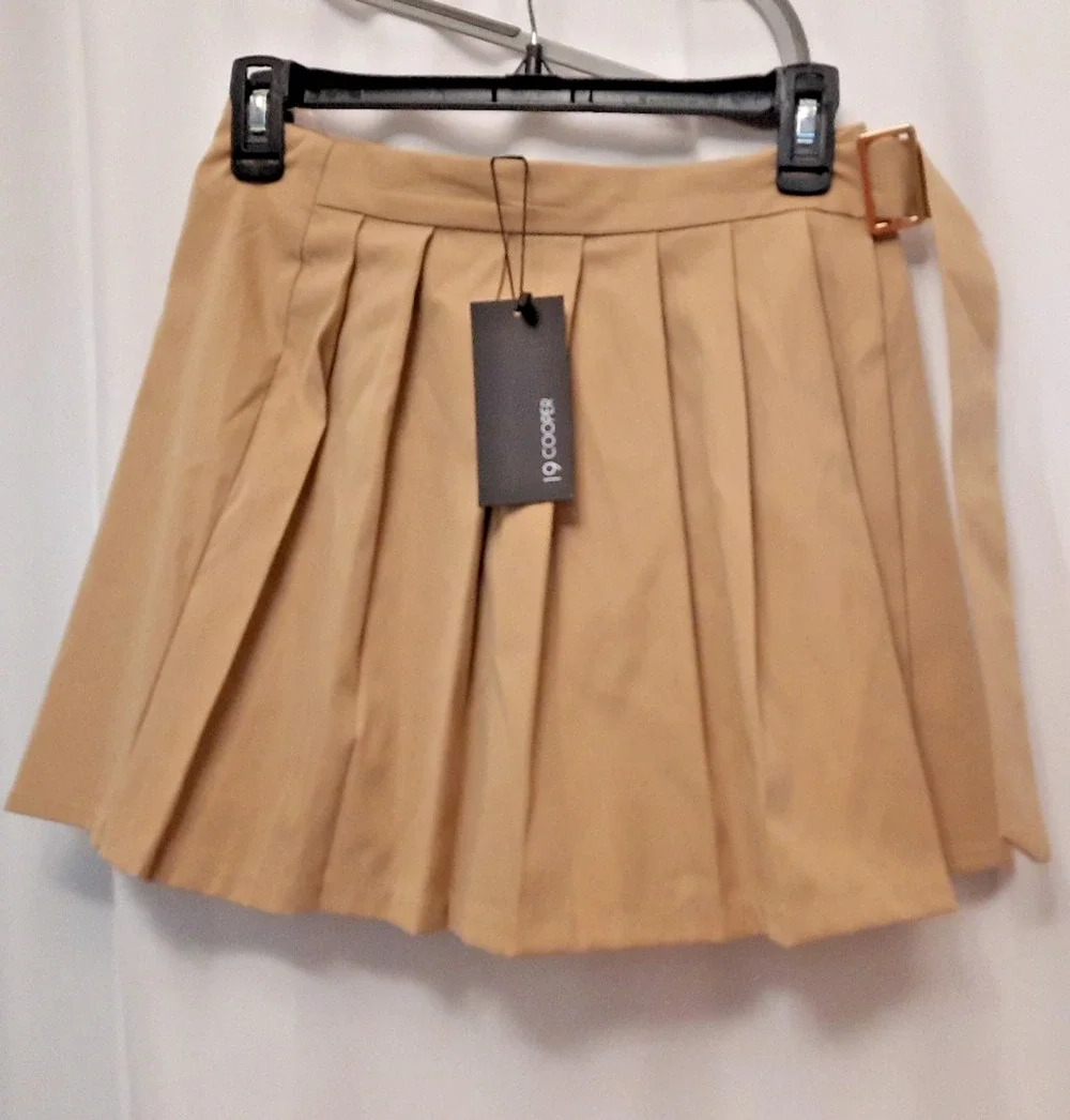 19 Cooper NWT tan short front pleat side belt gold hardware short skort side zip